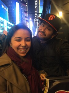 Alex Brightman saindo do teatro